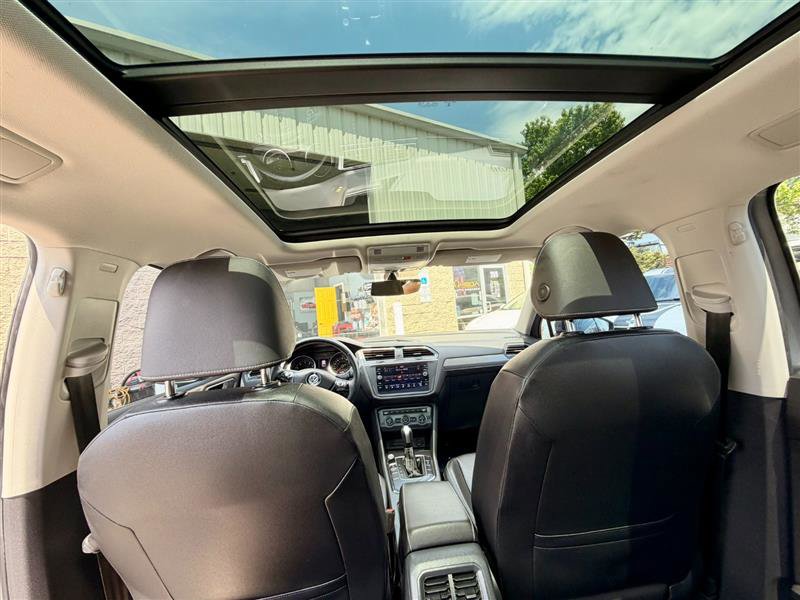 Used 2021 Volkswagen Tiguan SE w/ Panoramic Sunroof Package FWD image 21