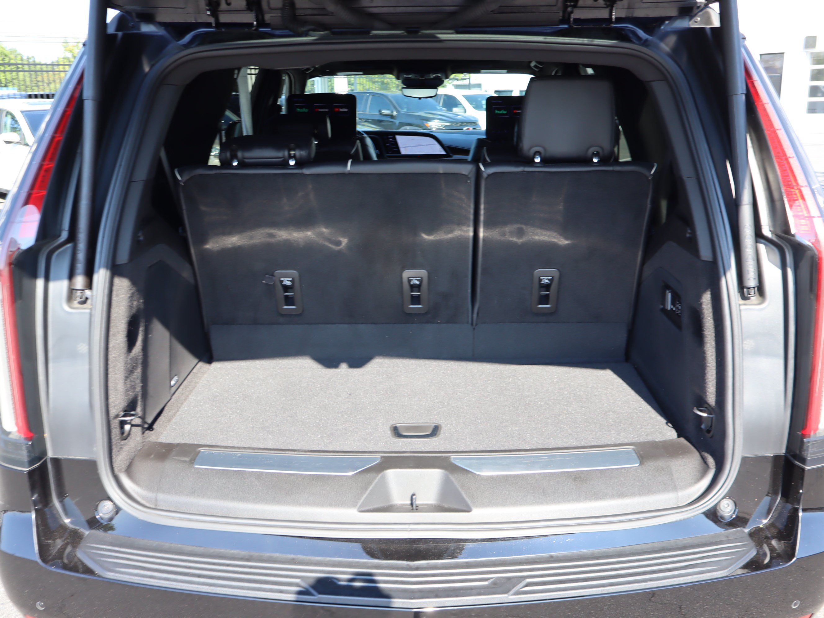 Used 2024 Cadillac Escalade Premium Luxury AWD/4WD image 36