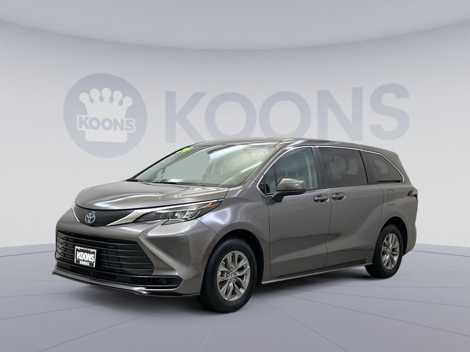 Used 2024 Toyota Sienna LE image 1