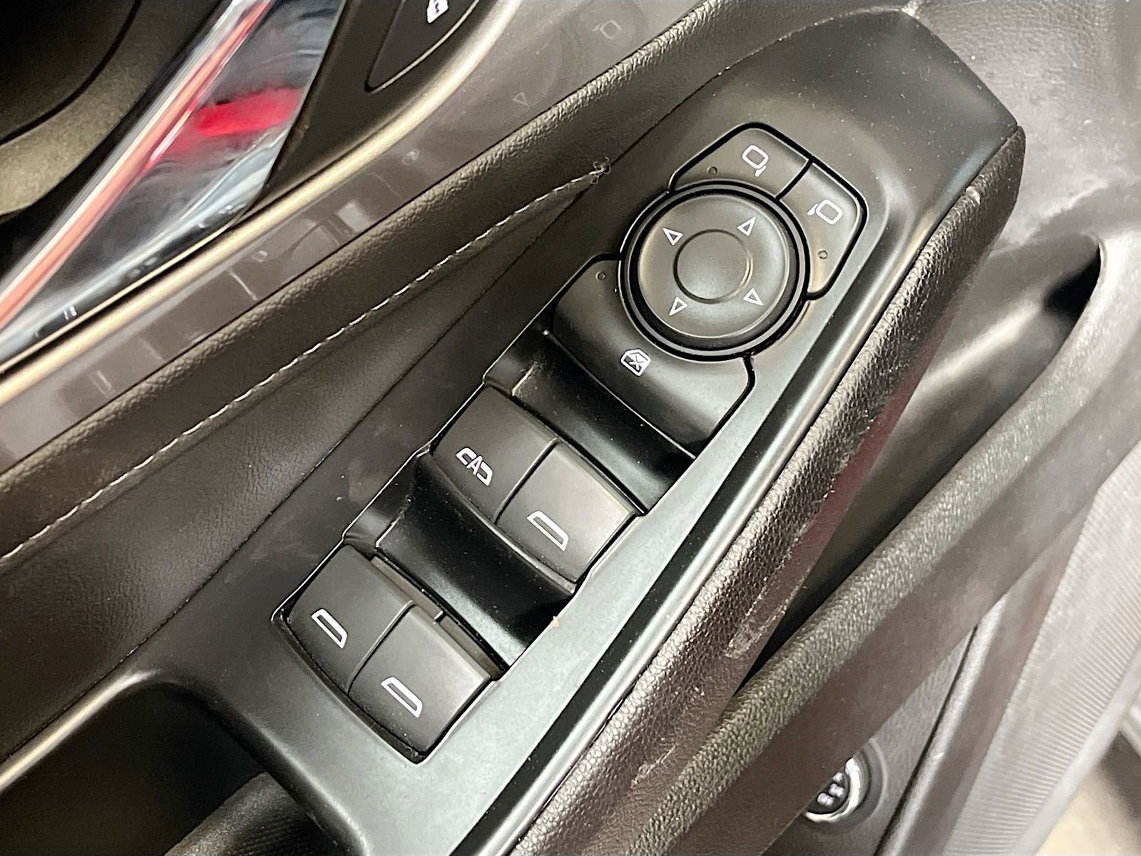 Used 2023 Chevrolet Traverse LT w/ Rear Camera Mirror Package image 17