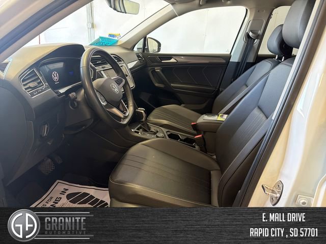 Used 2024 Volkswagen Tiguan SE w/ Panoramic Sunroof Package image 9