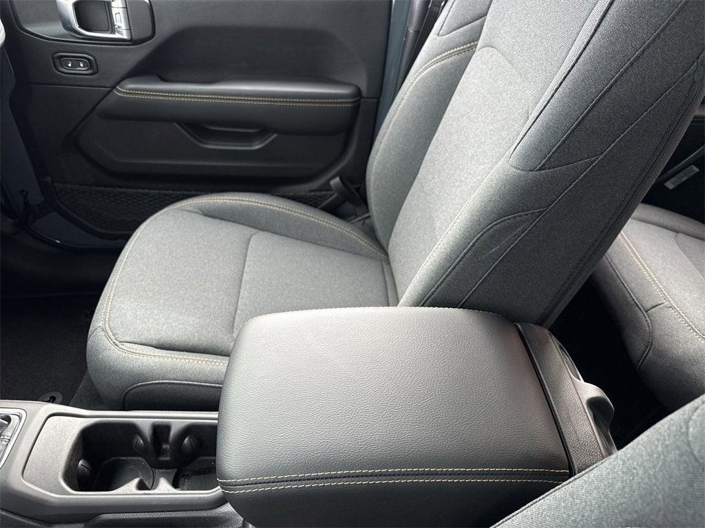 Used 2024 Jeep Wrangler Sahara image 21