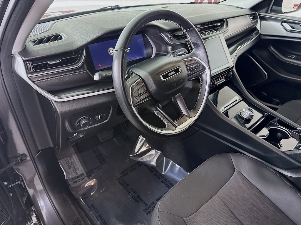 Used 2022 Jeep Grand Cherokee L Laredo w/ Luxury Tech Group I AWD/4WD image 17
