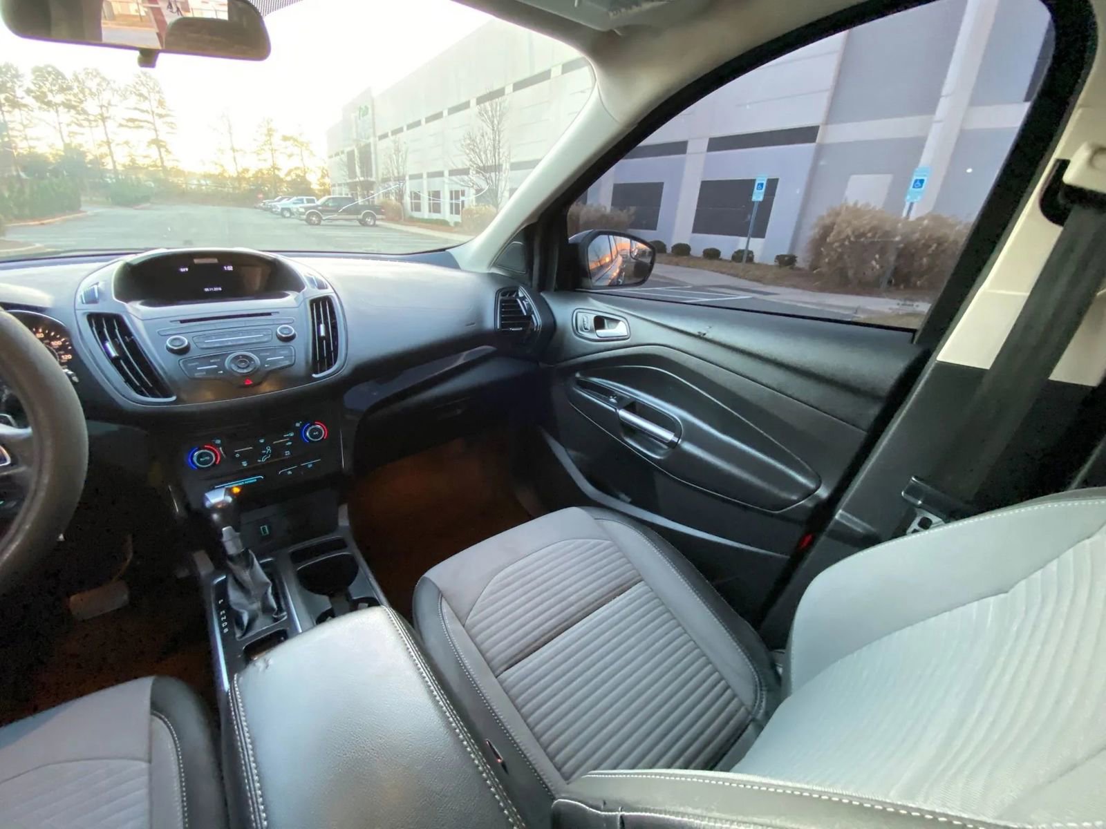 Used 2017 Ford Escape SE w/ SE Sport Appearance Package image 15