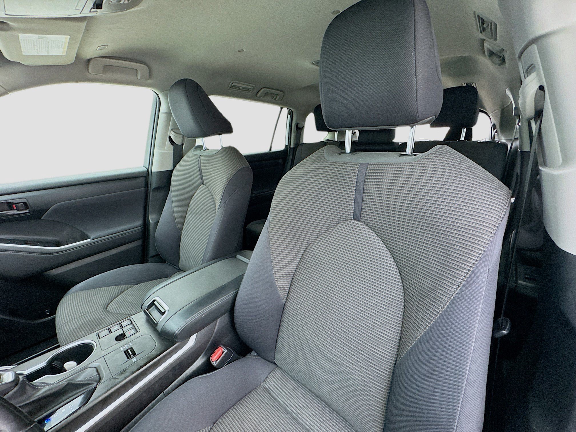 Used 2023 Toyota Highlander LE FWD image 13