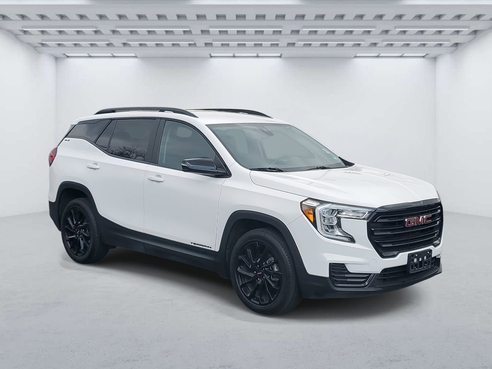 Used 2024 GMC Terrain SLE w/ Driver Convenience Package image 1