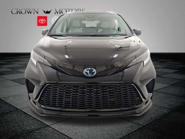 Used 2025 Toyota Sienna XSE FWD image 2