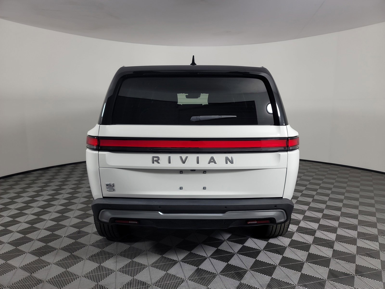 Used 2024 Rivian R1S Adventure AWD/4WD image 4
