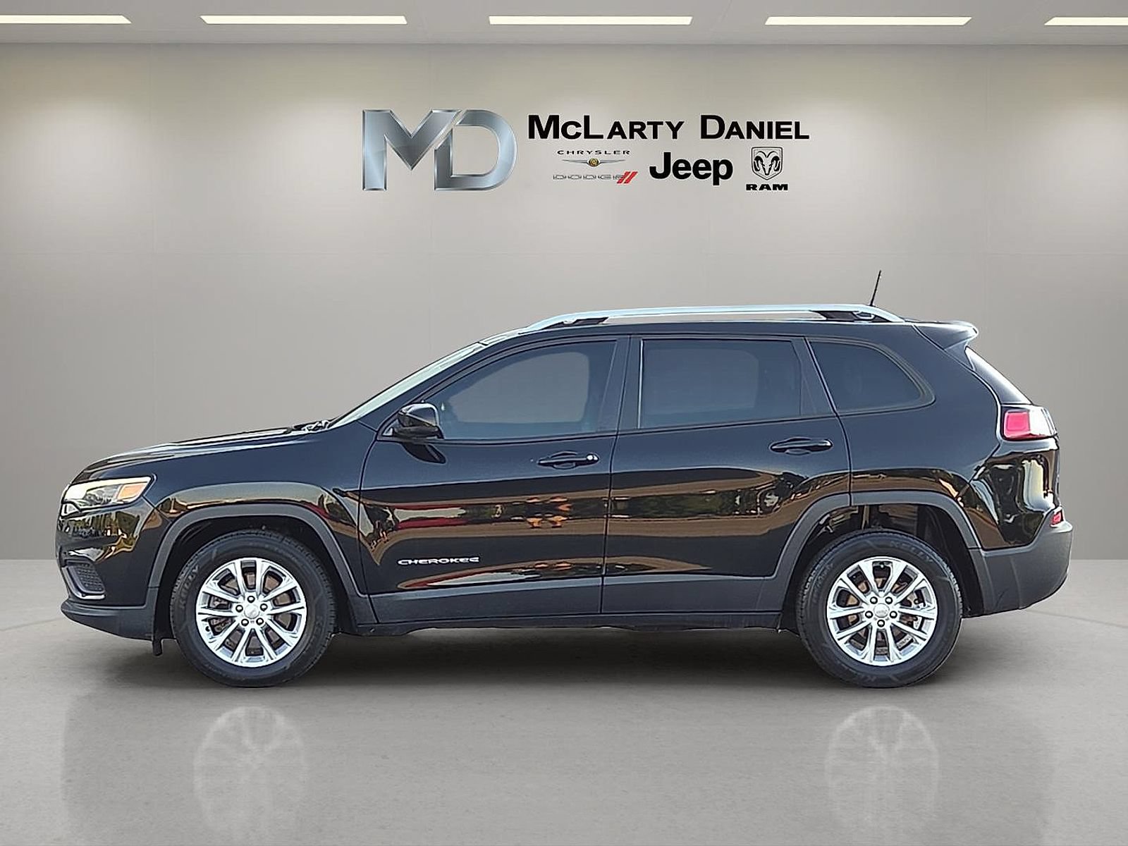 Used 2021 Jeep Cherokee Latitude w/ Mopar Interior Package FWD image 3