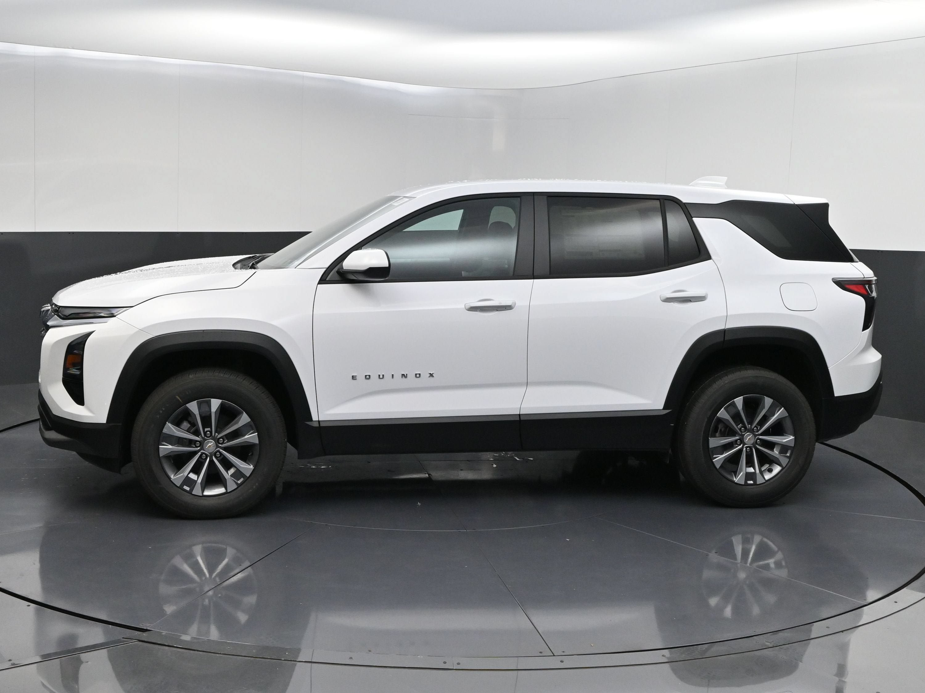 New 2027 Chevrolet Equinox LT w/ Convenience Package II FWD image 5