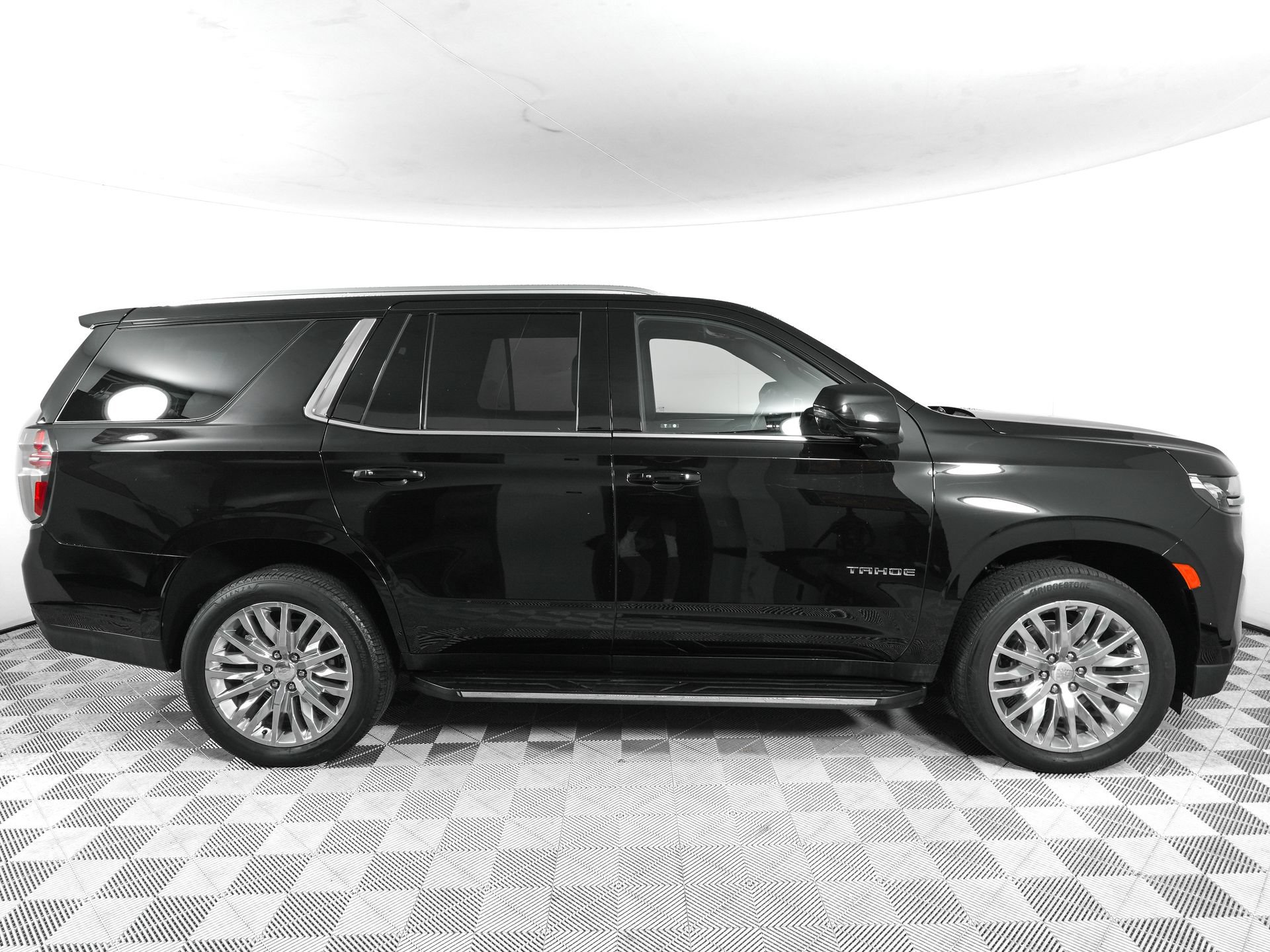 Used 2023 Chevrolet Tahoe LT w/ Luxury Package AWD/4WD image 3