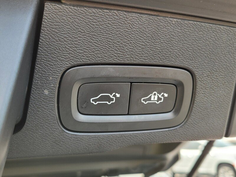 Used 2020 Volvo XC60 T6 Momentum w/ Protection Package image 12