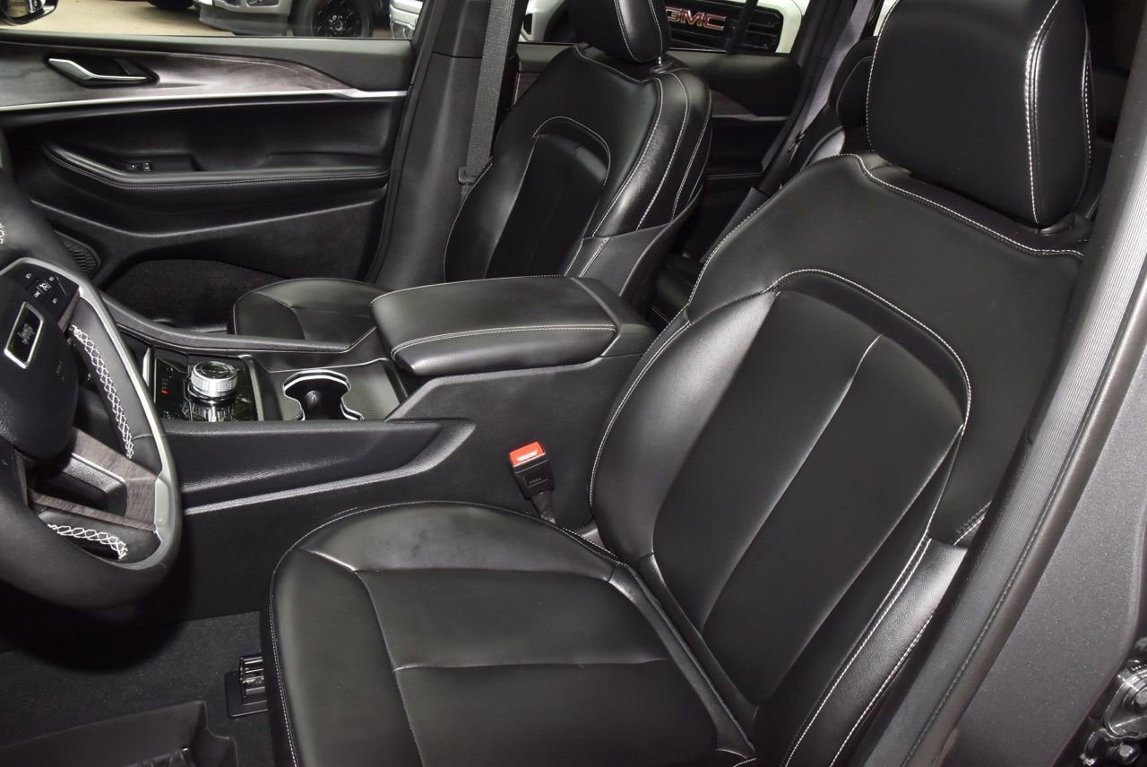 Used 2024 Jeep Grand Cherokee Limited w/ Black Appearance Package AWD/4WD image 33