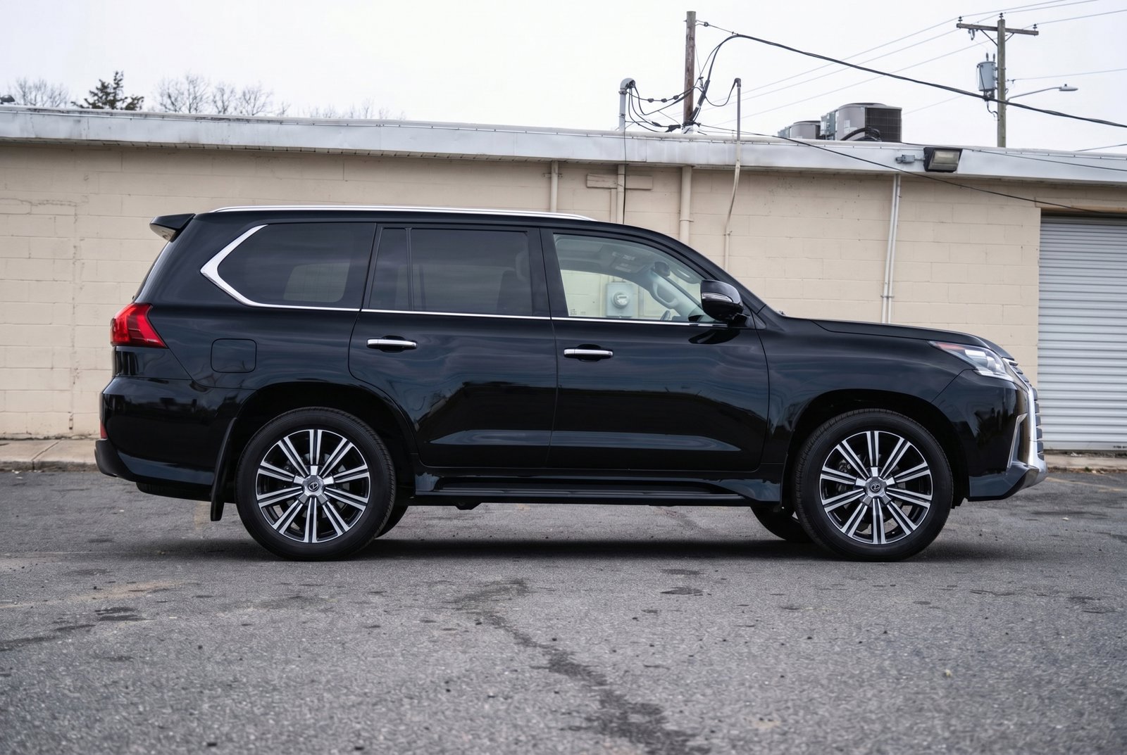 Used 2021 Lexus LX 570 4WD w/ Luxury Package image 5