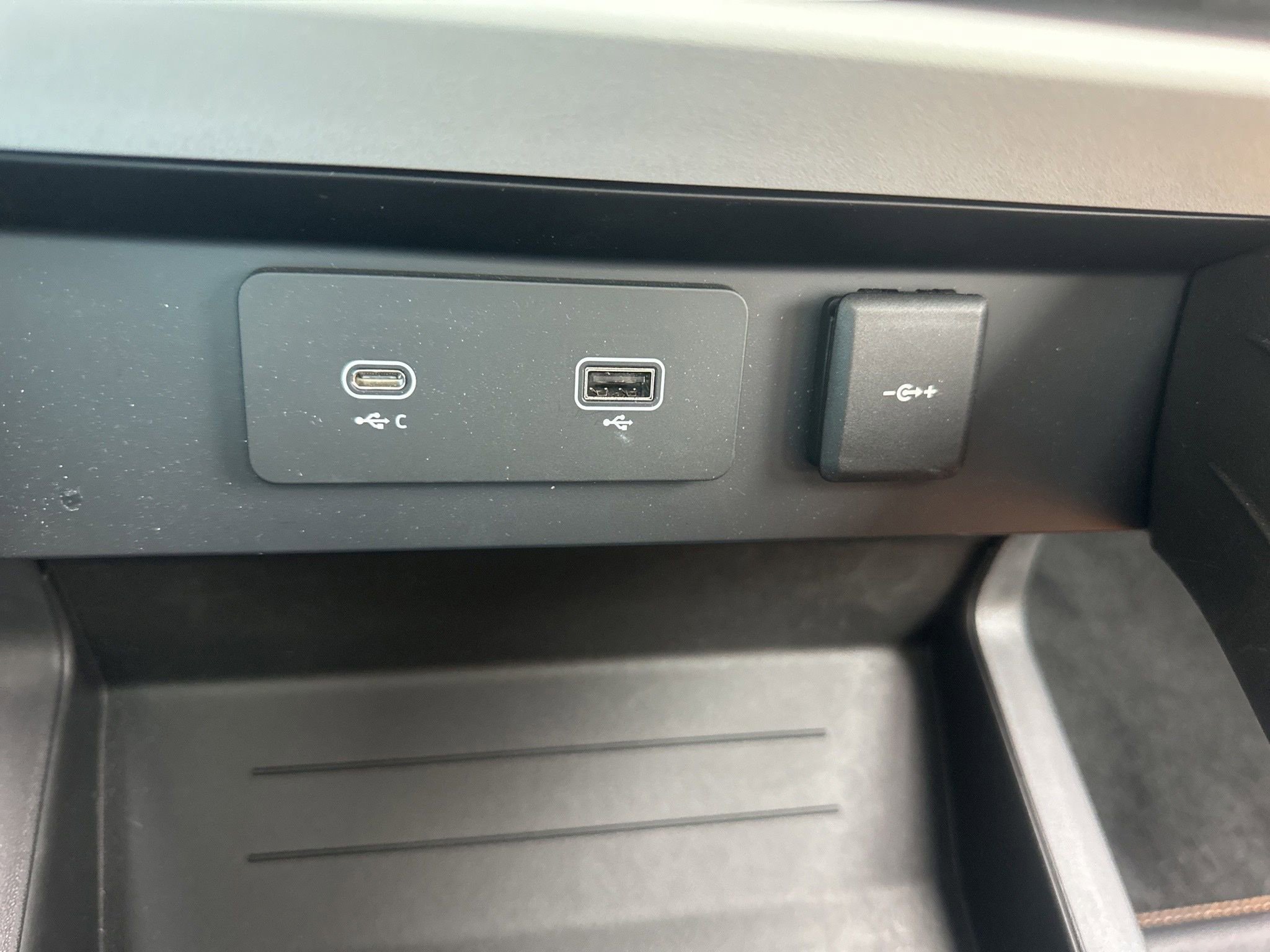 Used 2024 Land Rover Defender 130 S image 31