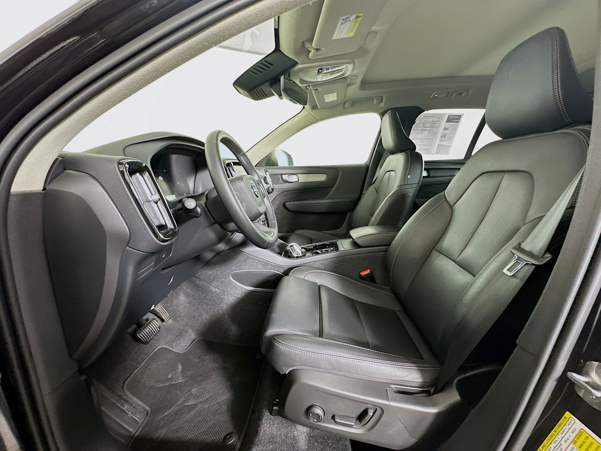 Used 2025 Volvo XC40 B5 Plus image 13