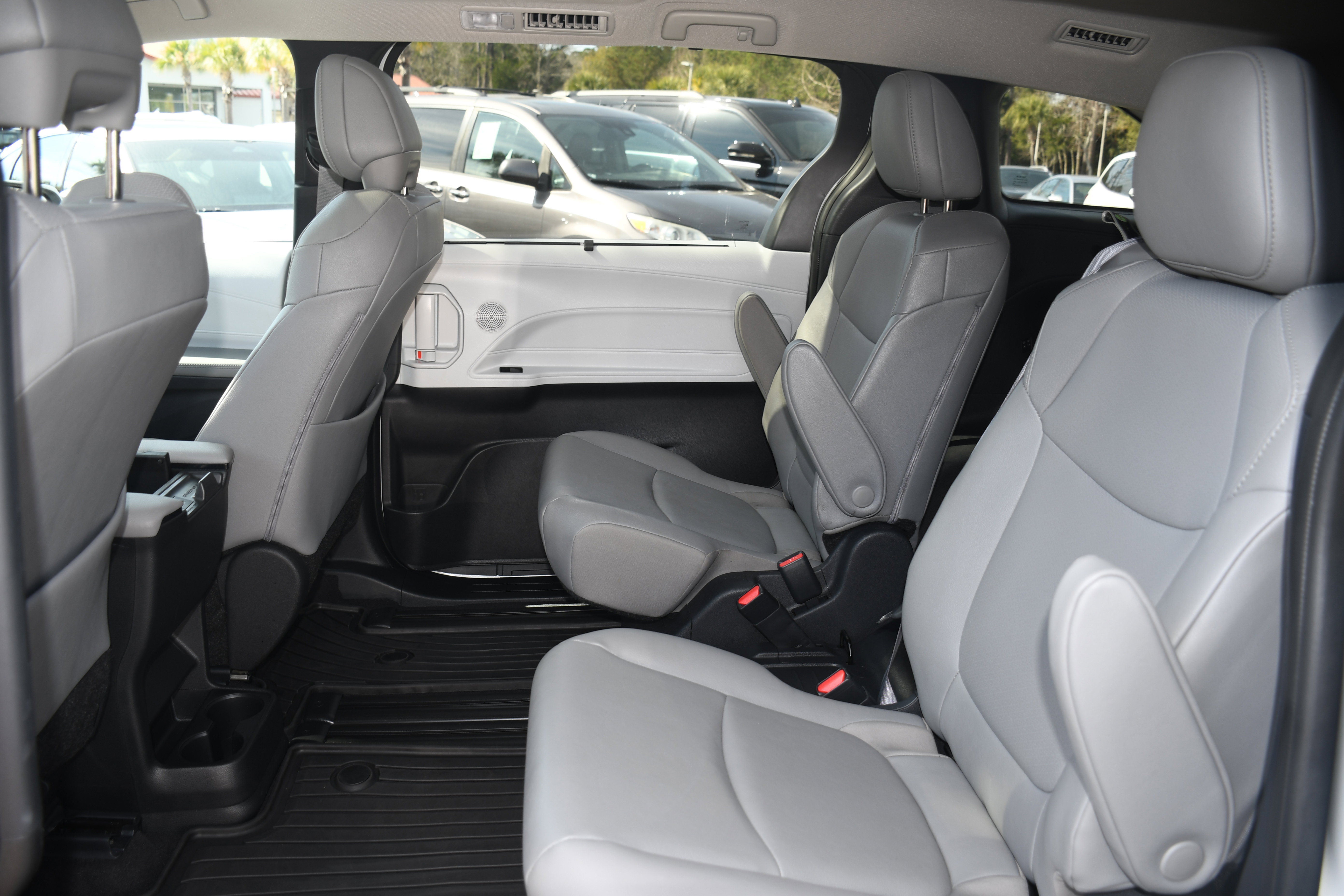 Used 2025 Toyota Sienna XLE w/ XLE Plus Package image 16