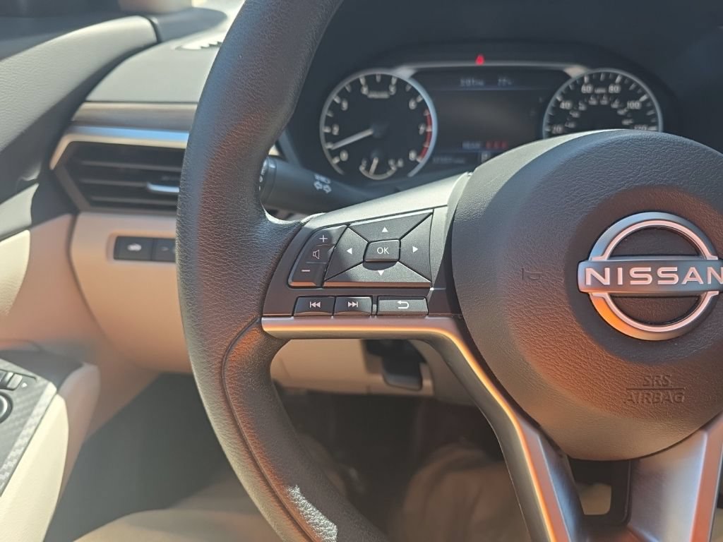 Used 2025 Nissan Altima 2.5 SV FWD image 15
