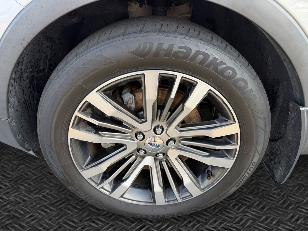 Used 2017 Ford Explorer Platinum image 11