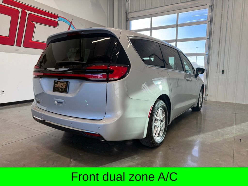 New 2026 Chrysler Pacifica Select image 3
