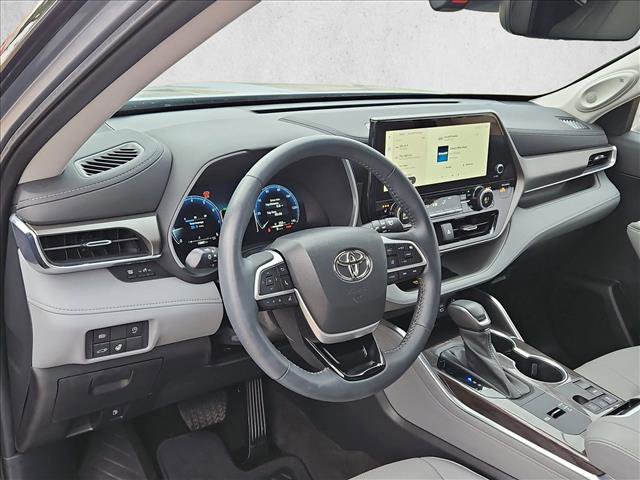 Used 2023 Toyota Highlander Limited FWD image 10