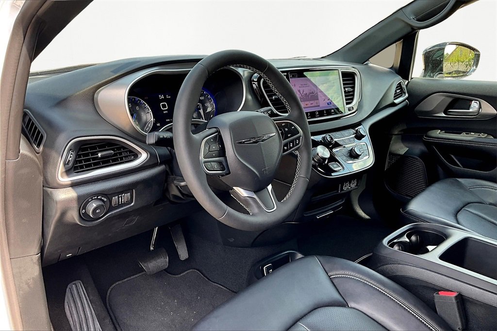 Used 2025 Chrysler Pacifica Select image 14