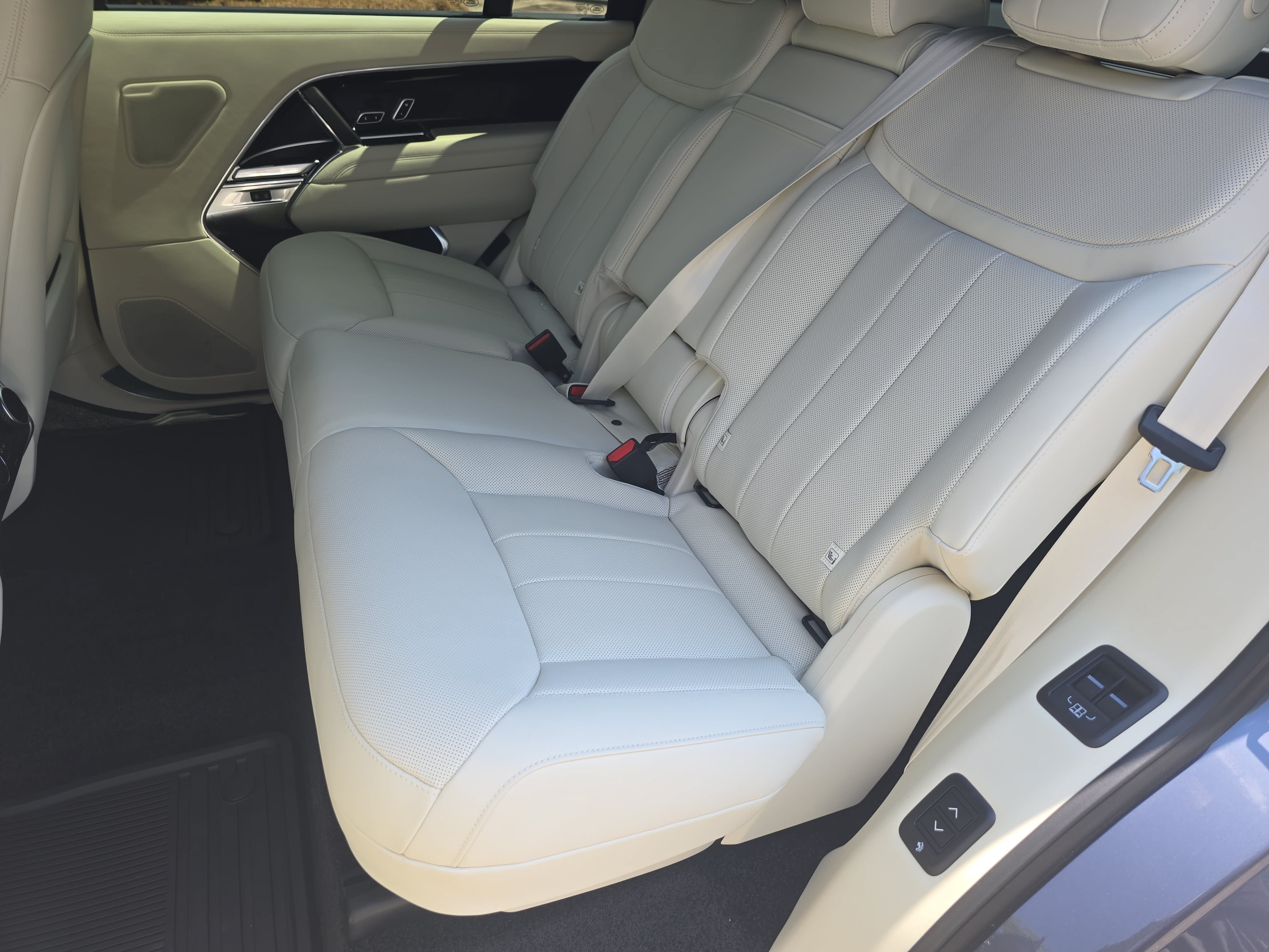 New 2026 Land Rover Range Rover Long Wheelbase SE AWD/4WD image 14