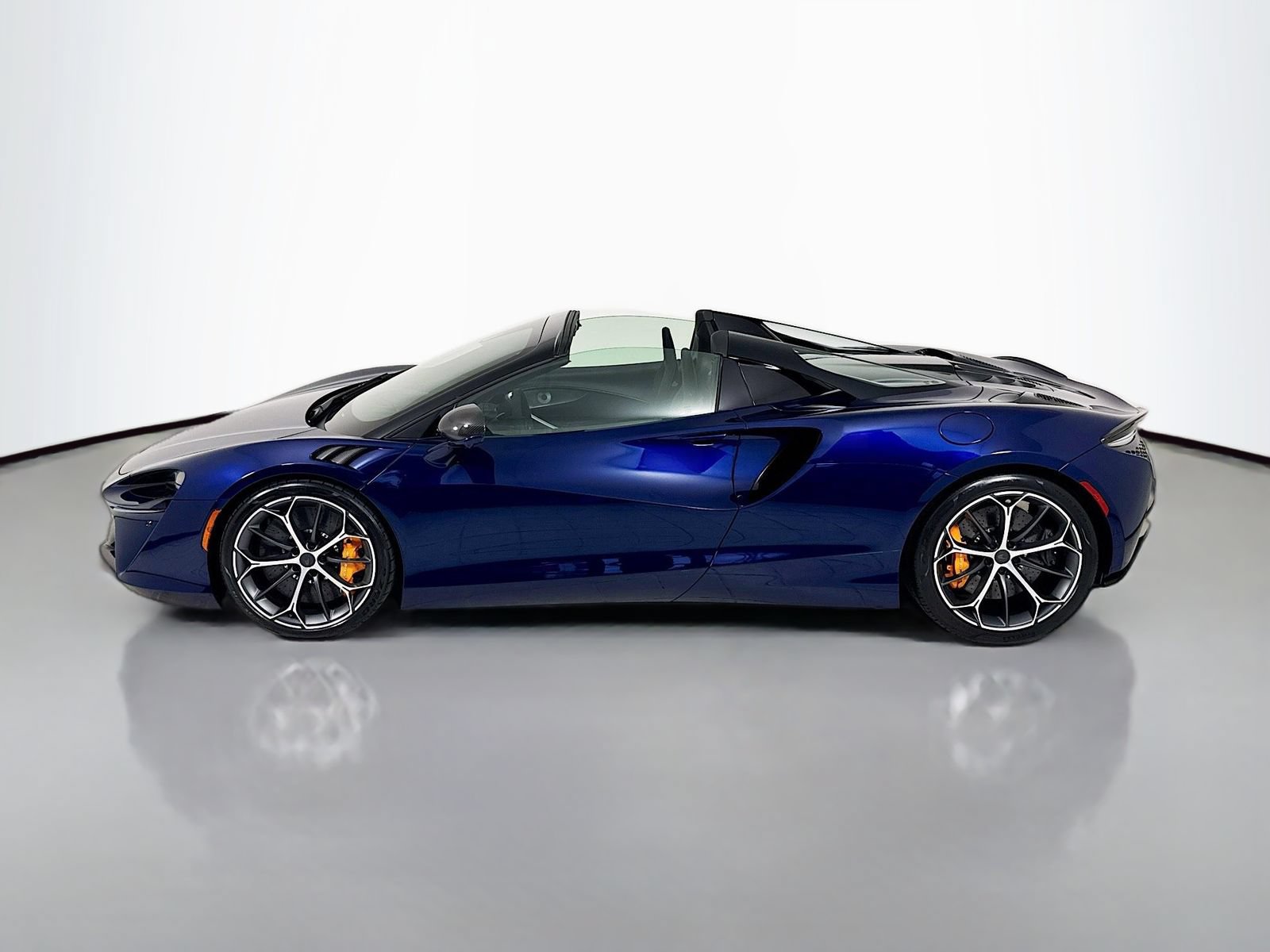 Used 2025 McLaren Artura Spider RWD image 4