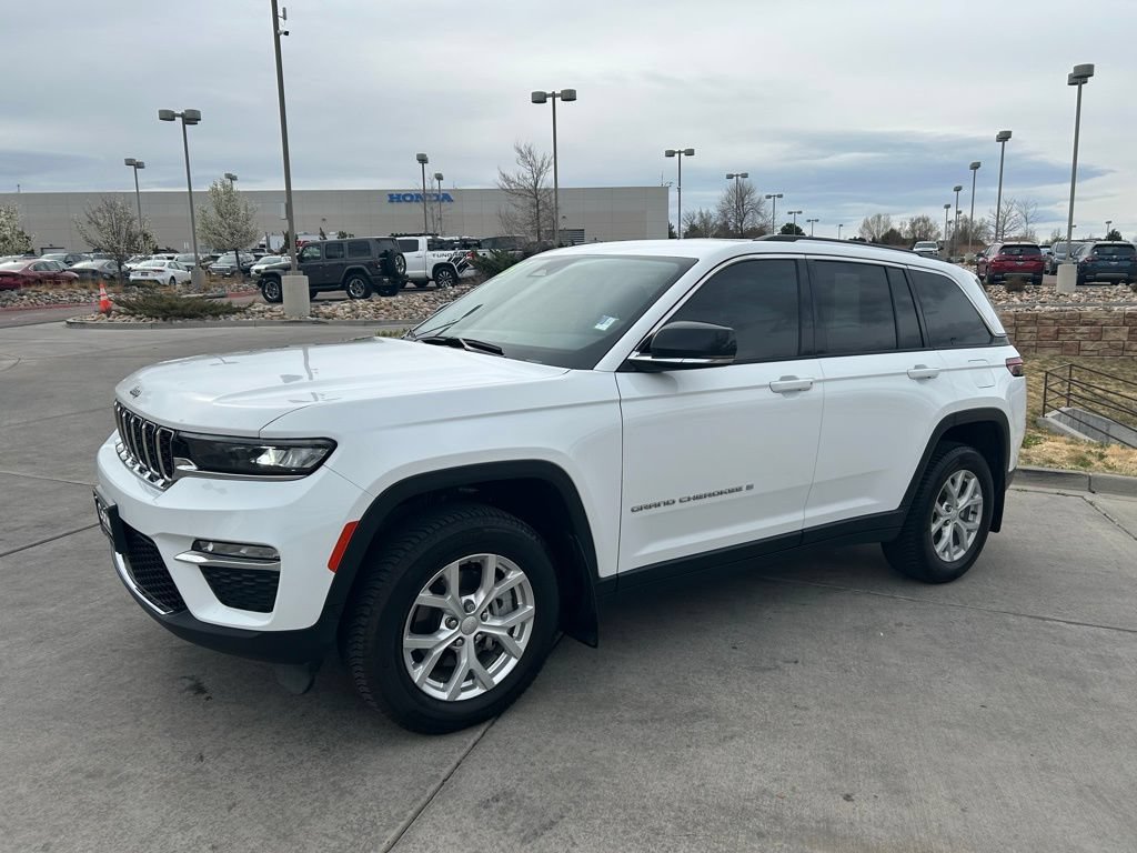 Used 2023 Jeep Grand Cherokee Limited AWD/4WD image 3