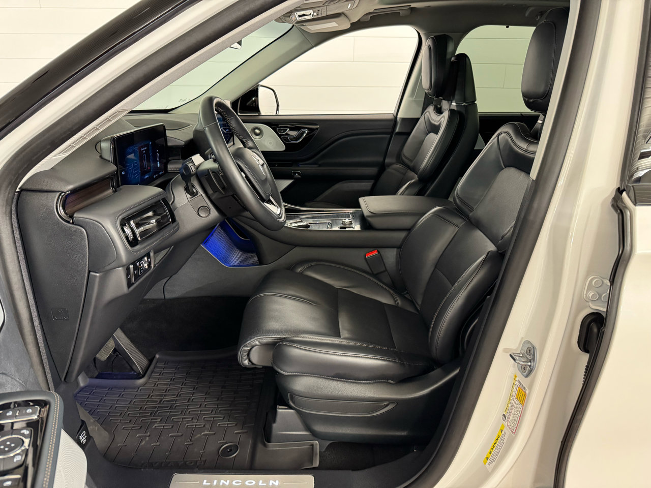 Used 2025 Lincoln Aviator Reserve w/ Equipment Group 201A image 11