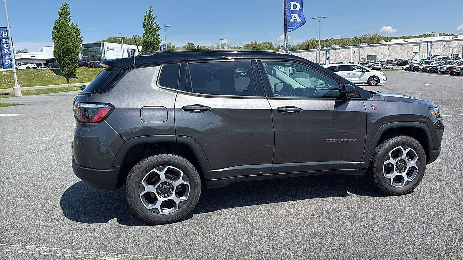 Used 2022 Jeep Compass Trailhawk w/ Trailhawk Convenience Group AWD/4WD image 4