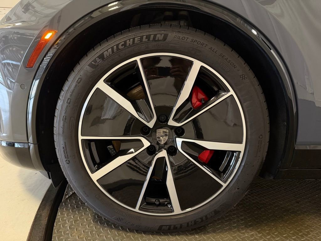 Certified 2025 Porsche Macan Turbo Electric AWD/4WD image 39