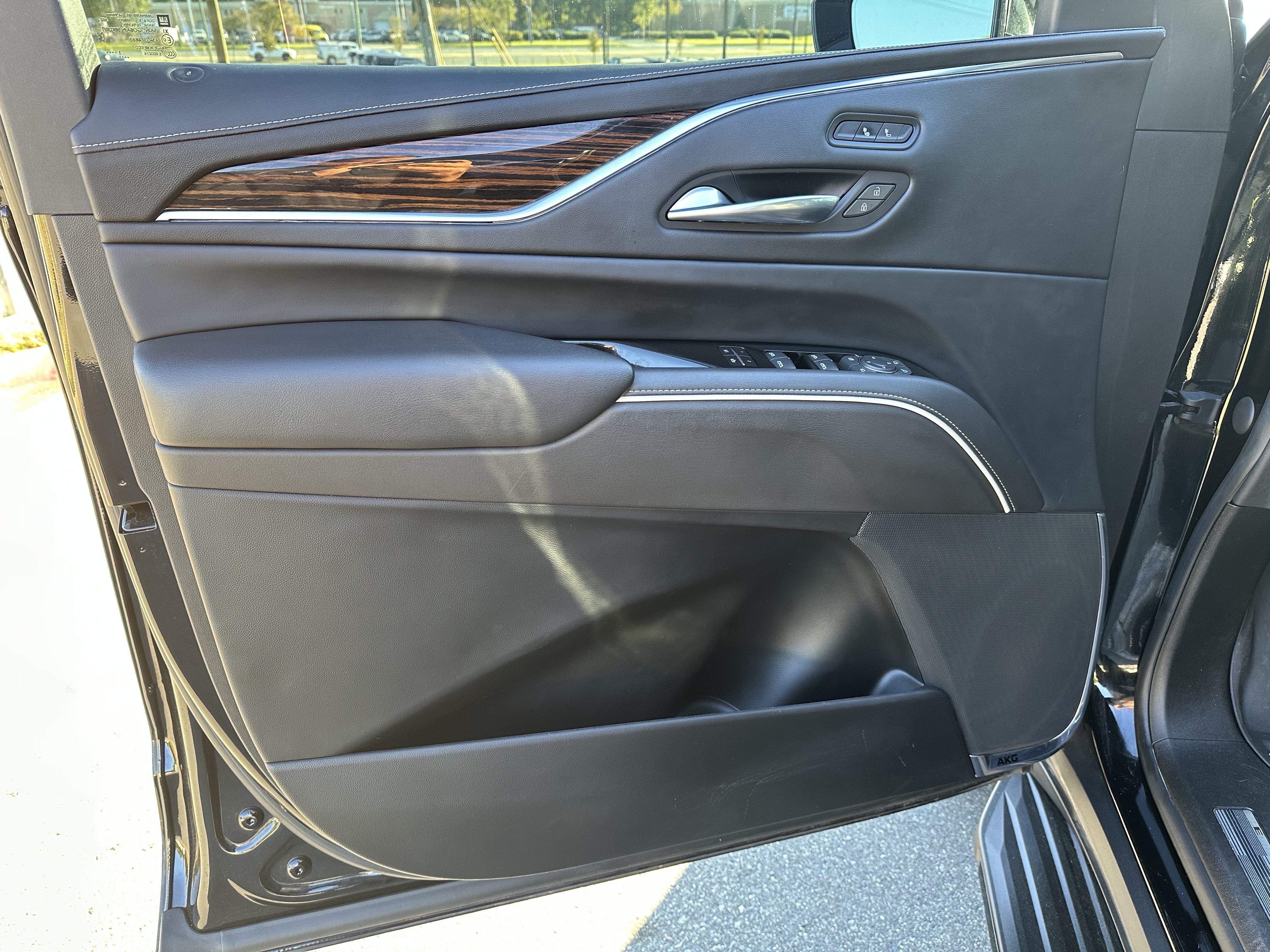 Used 2022 Cadillac Escalade Luxury AWD/4WD image 13
