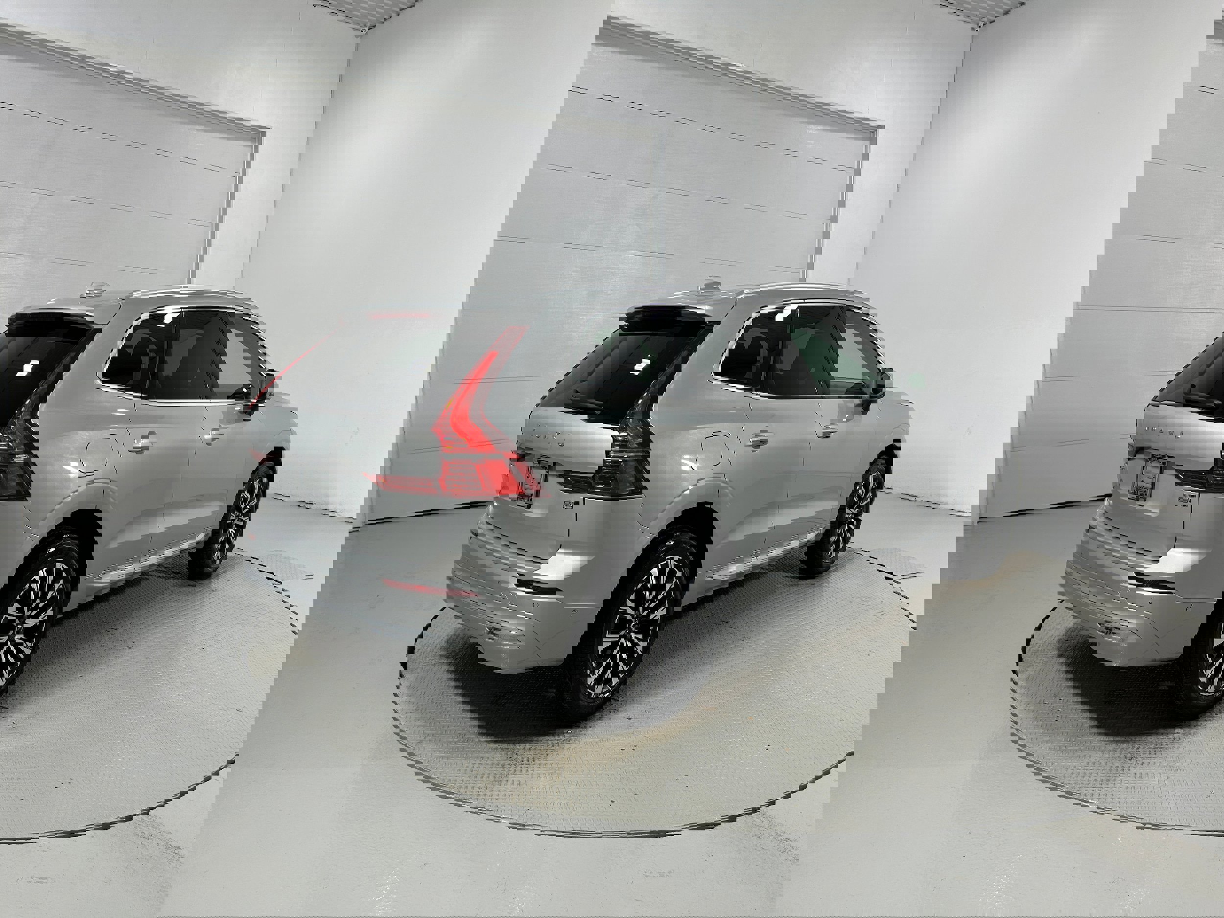 Used 2023 Volvo XC60 B5 Plus image 34