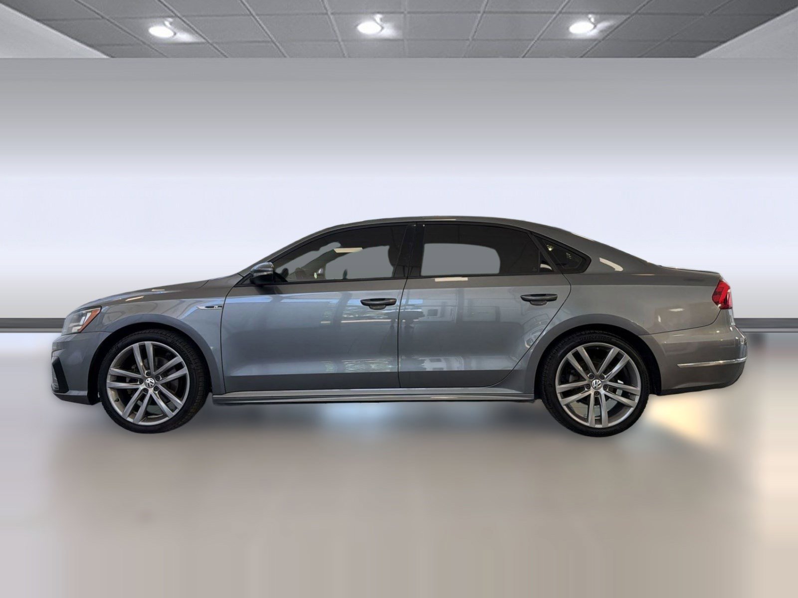 Used 2018 Volkswagen Passat 2.0T R-Line image 2