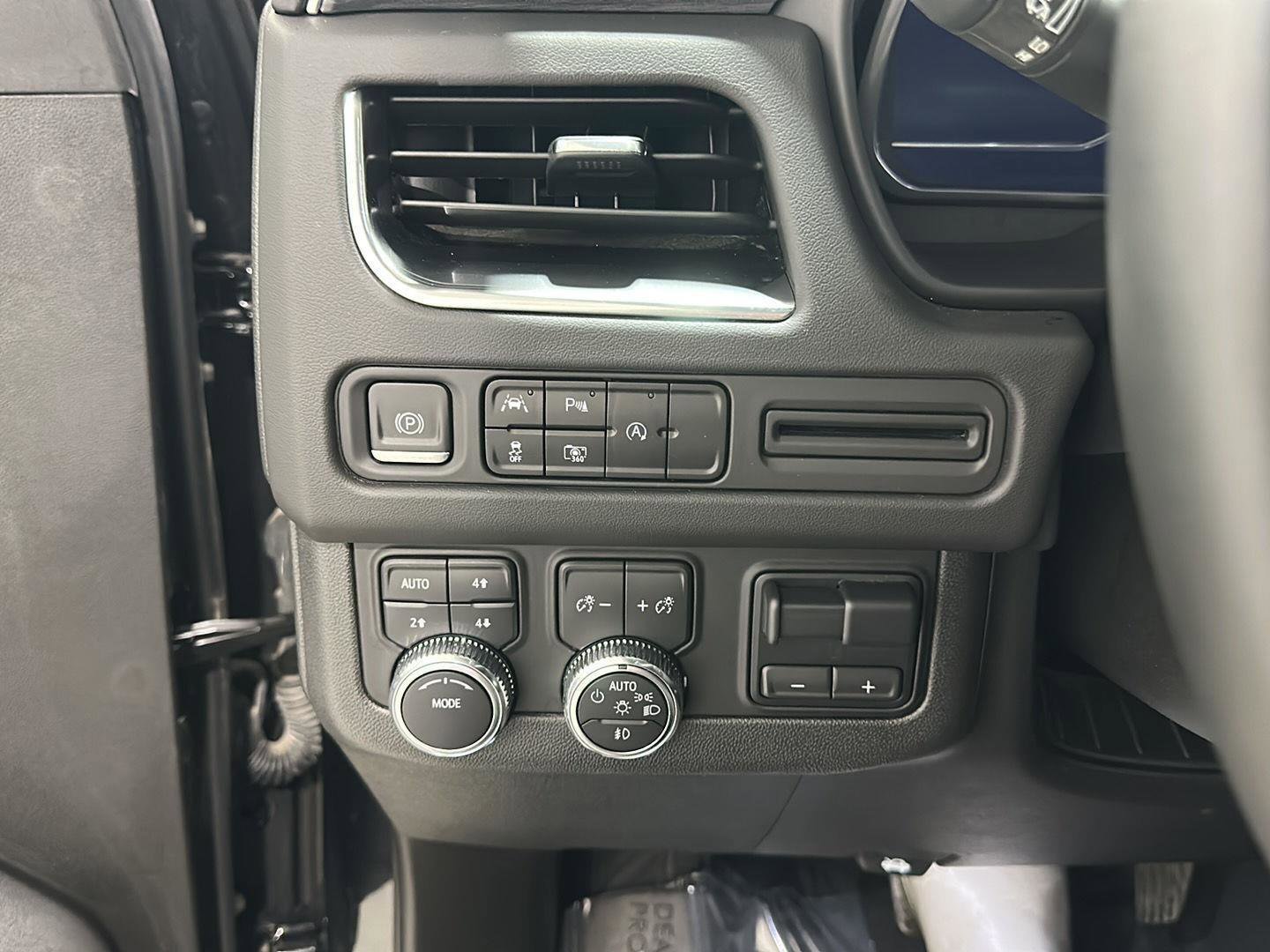 Used 2023 GMC Yukon SLT w/ SLT Luxury Package image 18