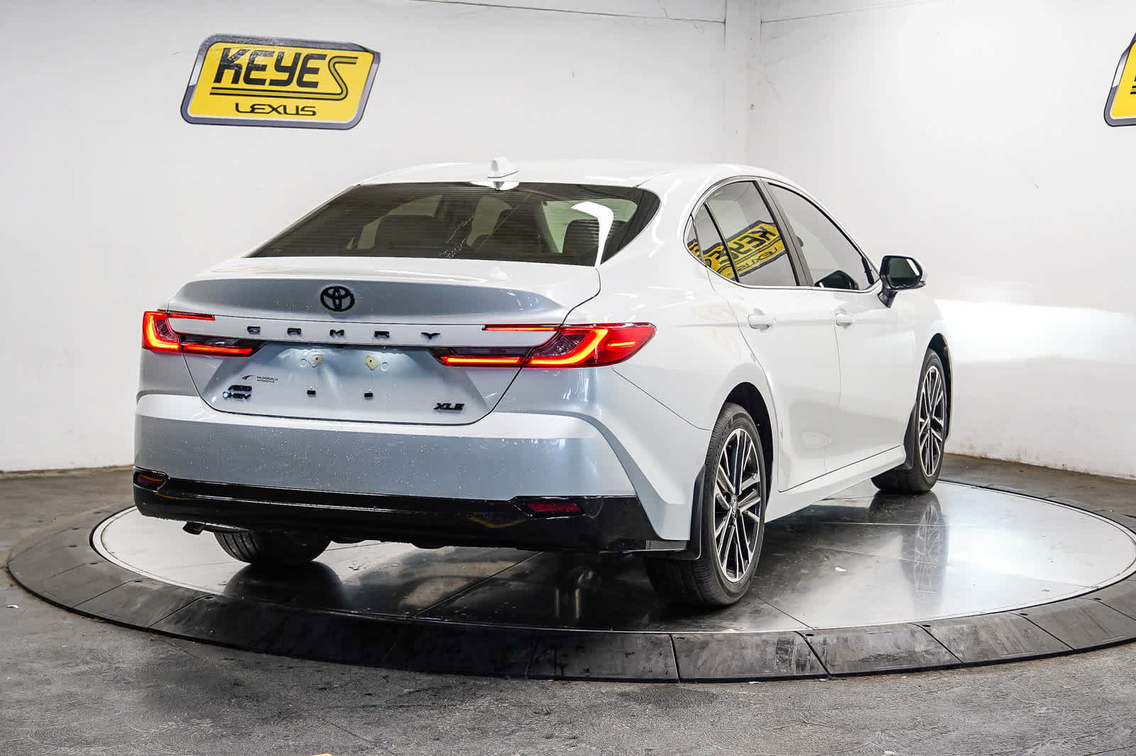 Used 2026 Toyota Camry XLE AWD/4WD image 4