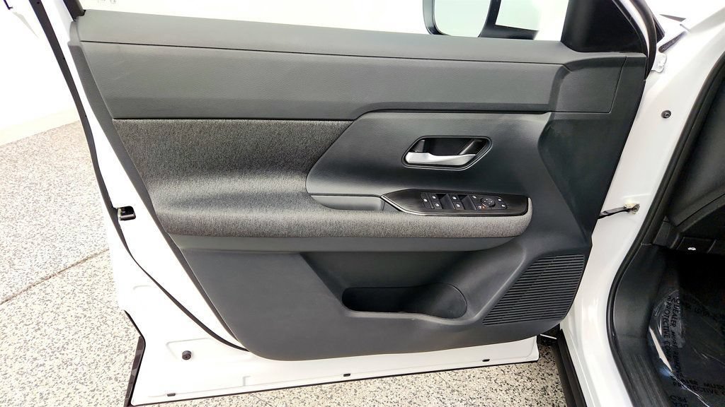 Used 2025 Nissan Kicks SV AWD/4WD image 10