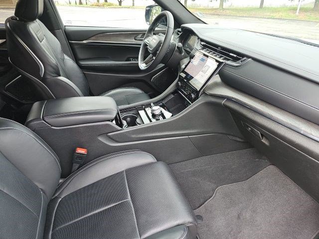 Used 2024 Jeep Grand Cherokee Overland w/ Luxury Tech Group IV AWD/4WD image 11