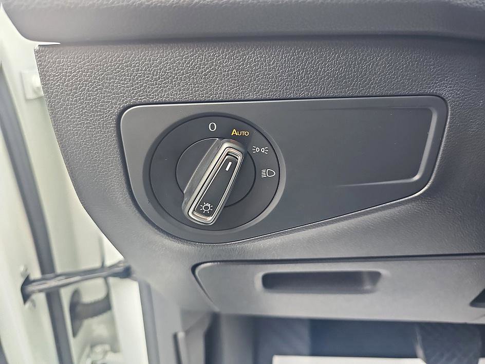 Used 2018 Volkswagen Tiguan SE image 12