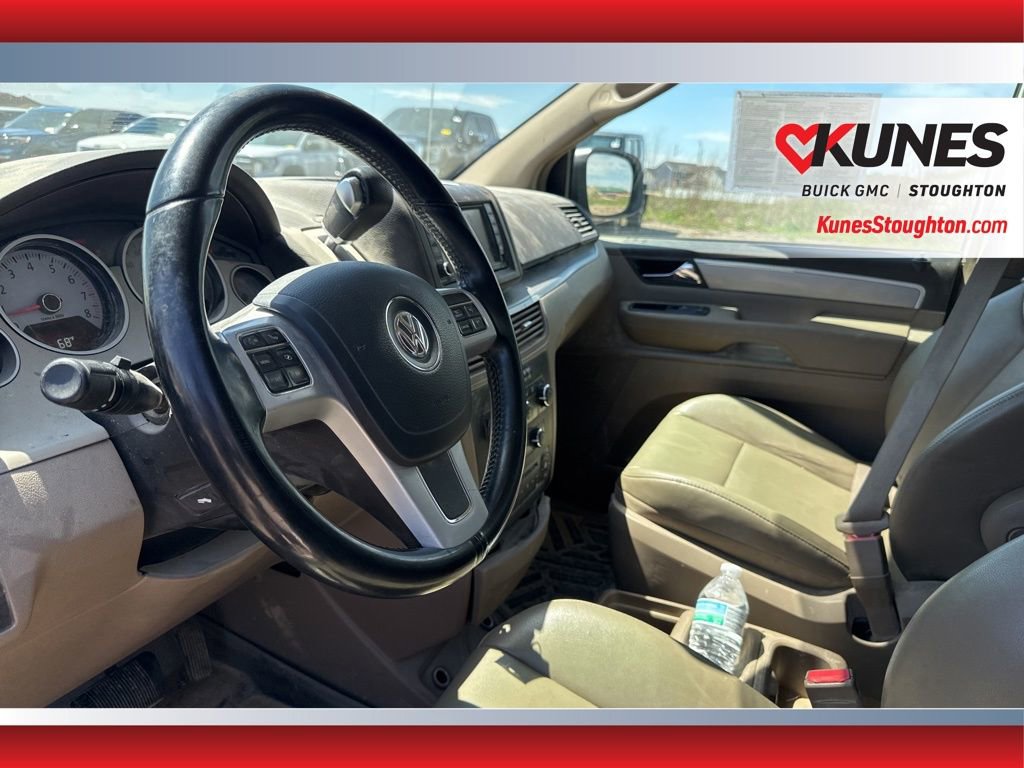 Used 2011 Volkswagen Routan SE FWD image 16