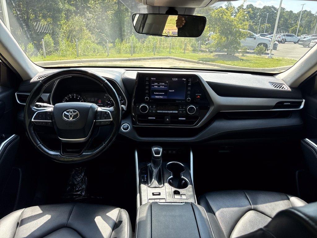 Used 2021 Toyota Highlander XLE AWD/4WD image 16