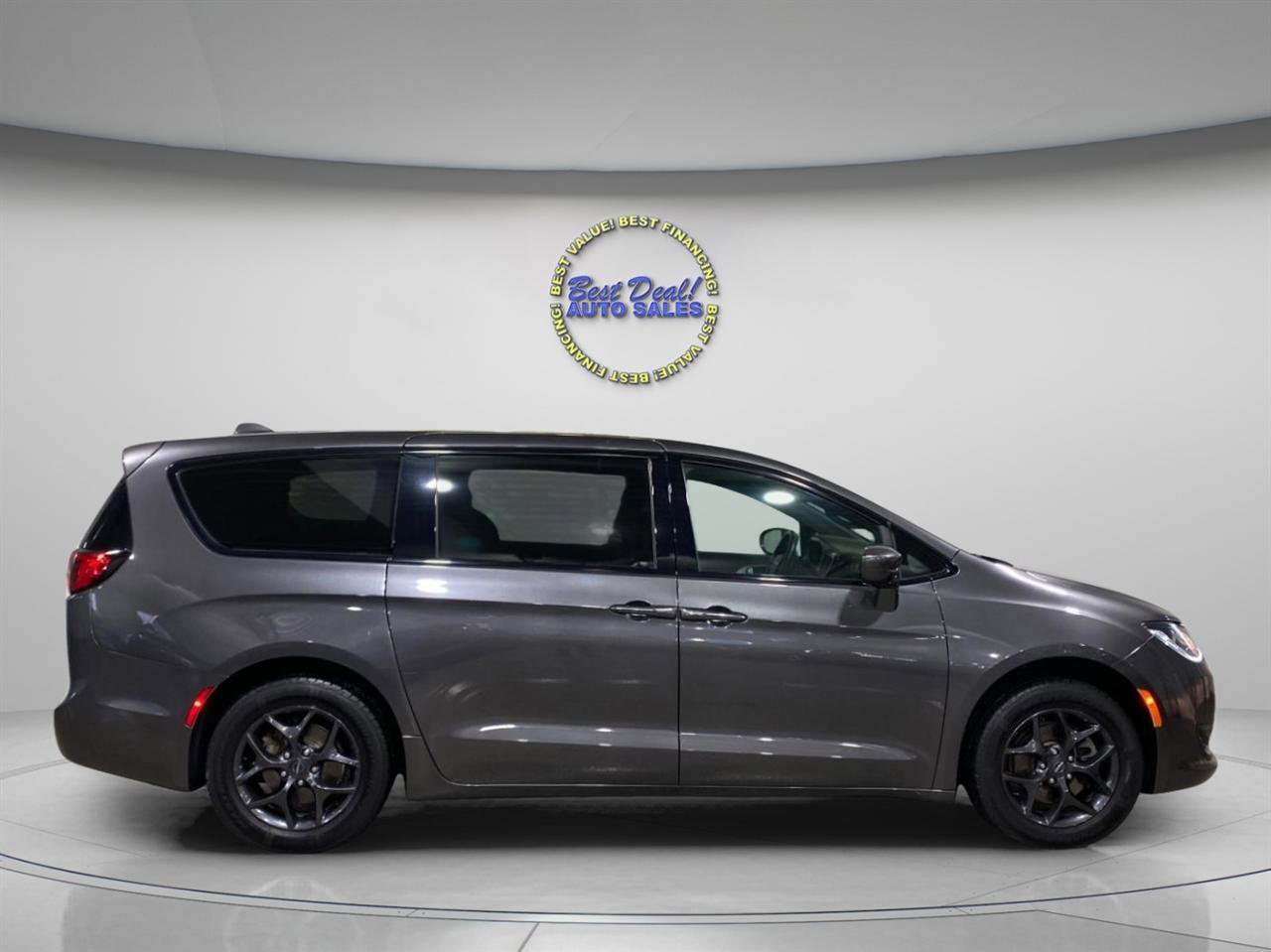 Used 2018 Chrysler Pacifica Touring Plus w/ S Appearance Package FWD image 6