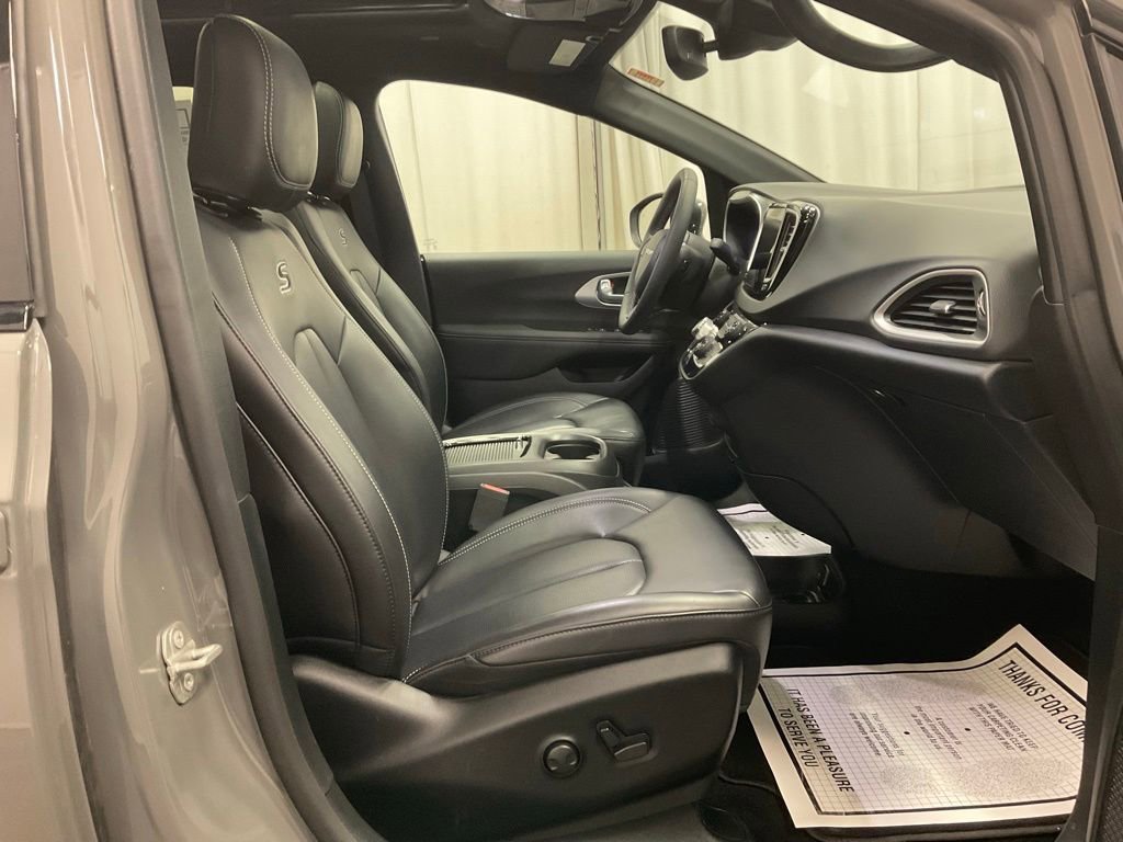 Used 2023 Chrysler Pacifica Touring-L w/ Uconnect Theater Family Group FWD image 9
