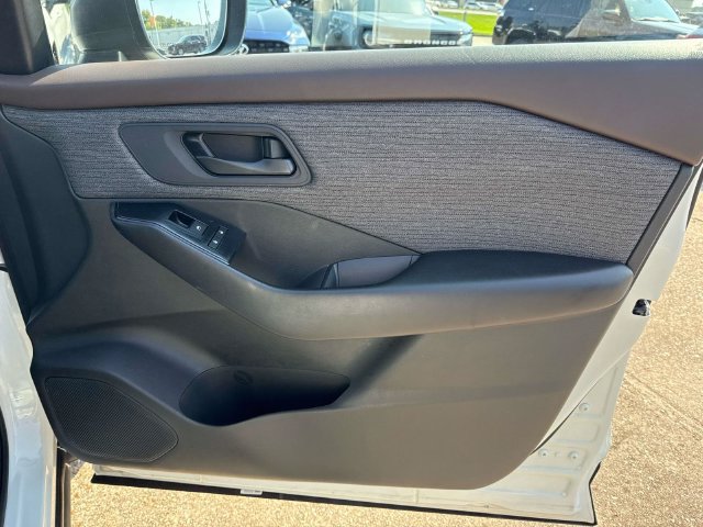 Used 2023 Nissan Rogue S AWD/4WD image 16