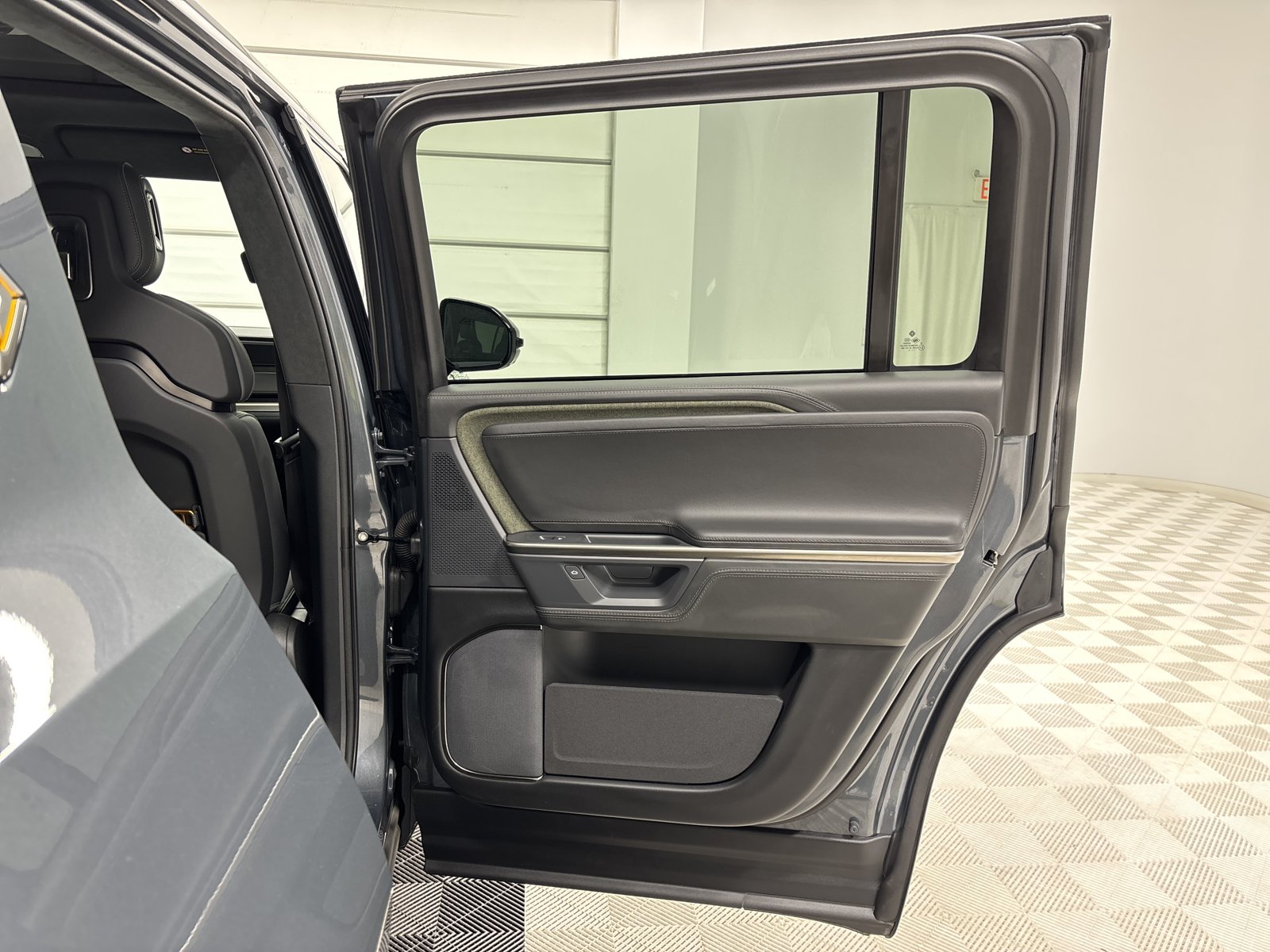 Used 2025 Rivian R1S Adventure AWD/4WD image 19