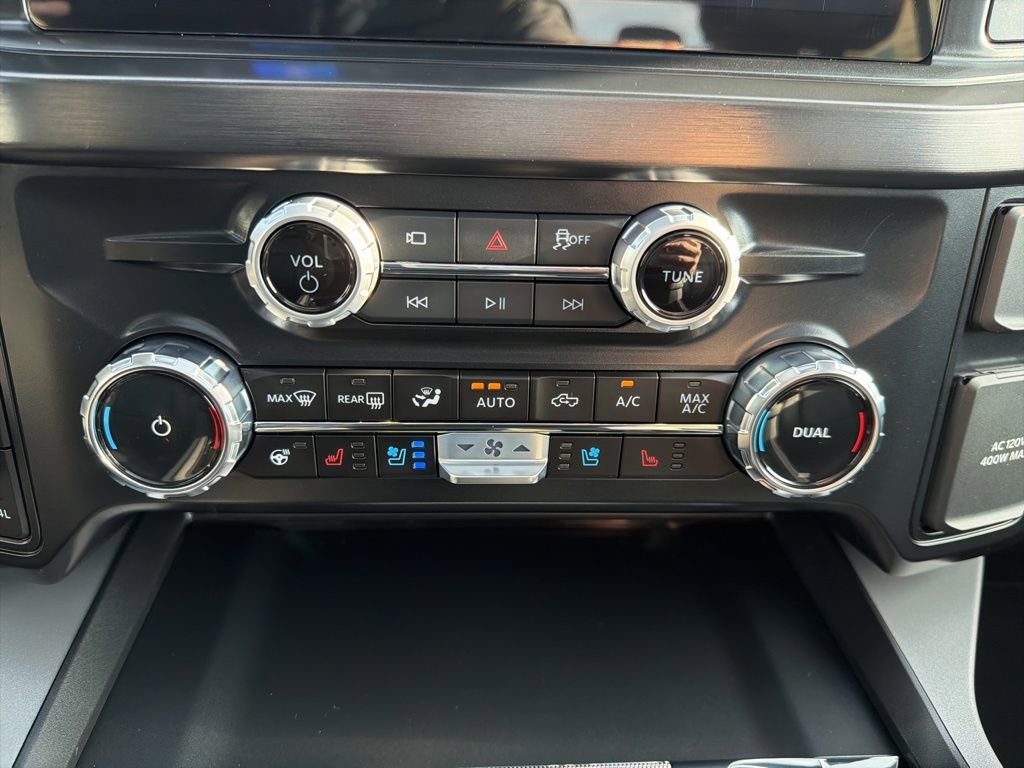 New 2026 Ford F250 Lariat w/ Black Appearance Package image 31