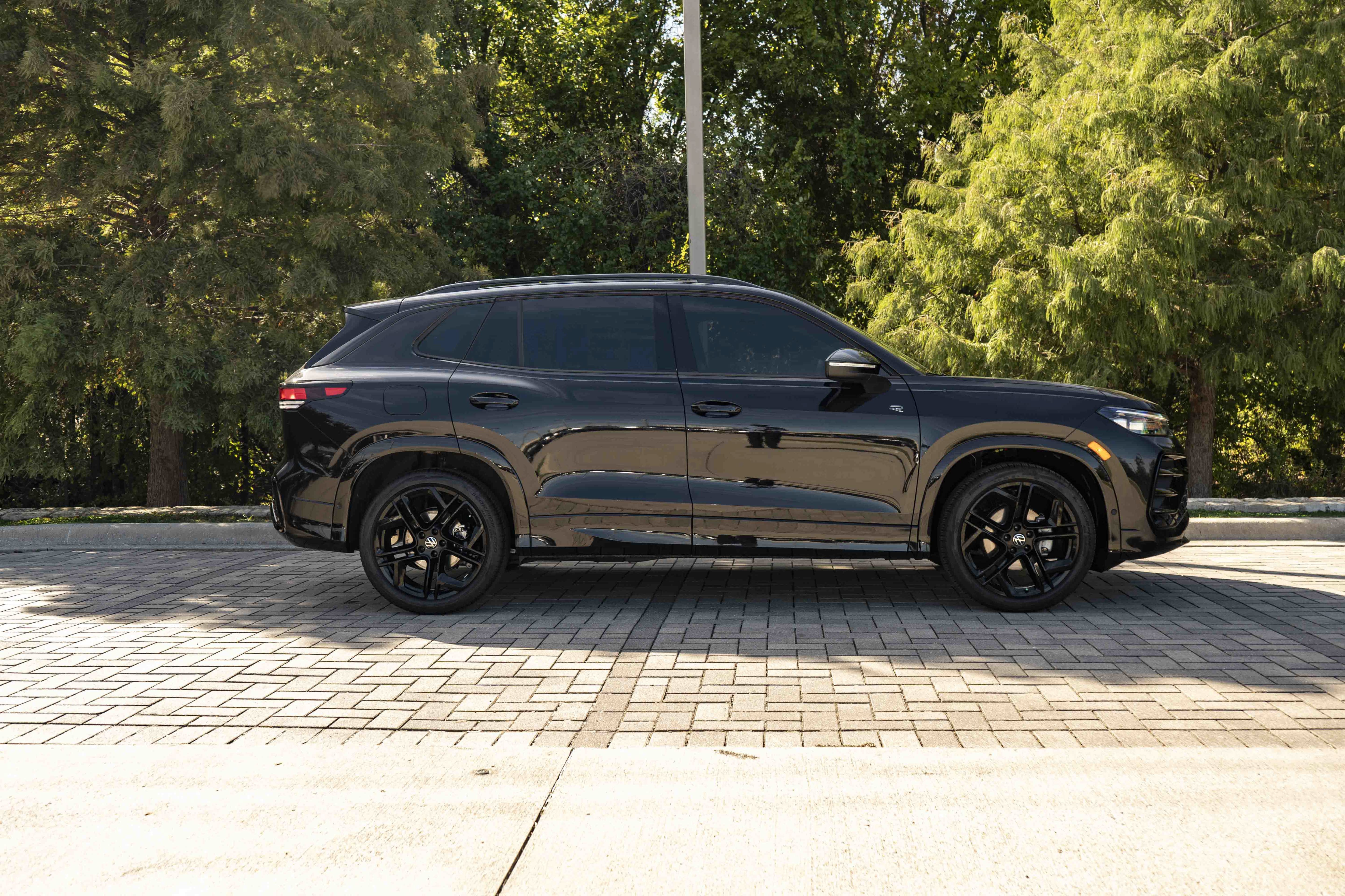 Certified 2026 Volkswagen Tiguan SE R-Line FWD image 9