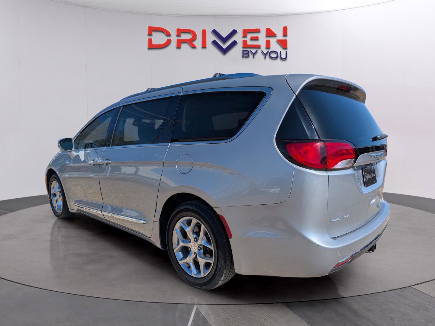 Used 2018 Chrysler Pacifica Limited image 3