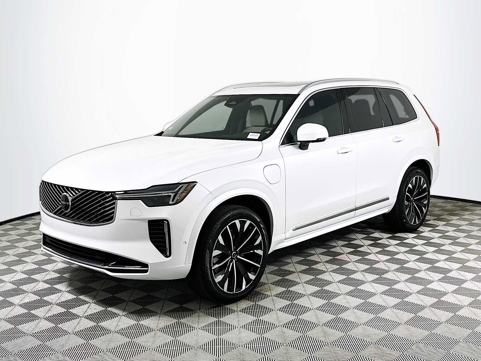 New 2026 Volvo XC90 T8 Plus w/ Protection Package Premier AWD/4WD image 3